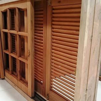 Ventana madera con persiana